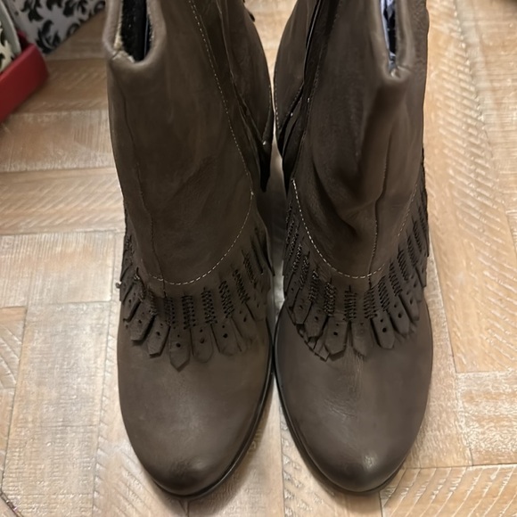 NEW Naughty Monkey Swing Low Taupe Boho Fringe Leather Block Heel Ankle Boot - Picture 13 of 16